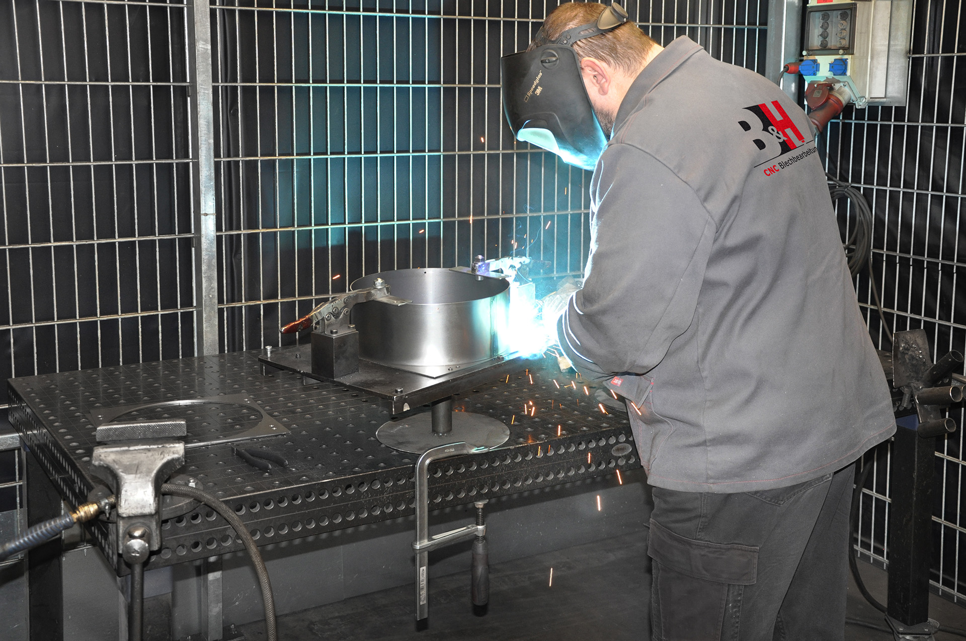 Automatisiertes Roboterschweißen in der Produktion